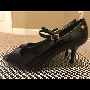 Never been worn size 7 Calvin Klein black pumps